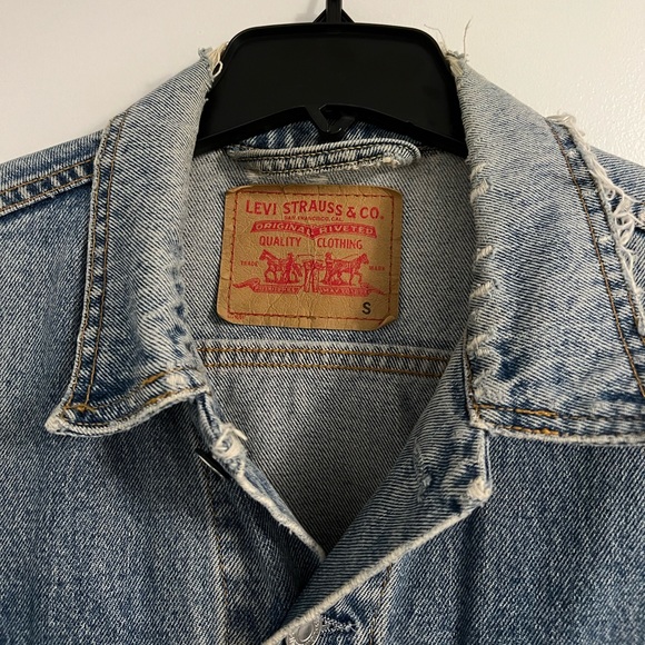 VINTAGE DISTRESSED LEVI DENIM JACKET (S) - Picture 4 of 4